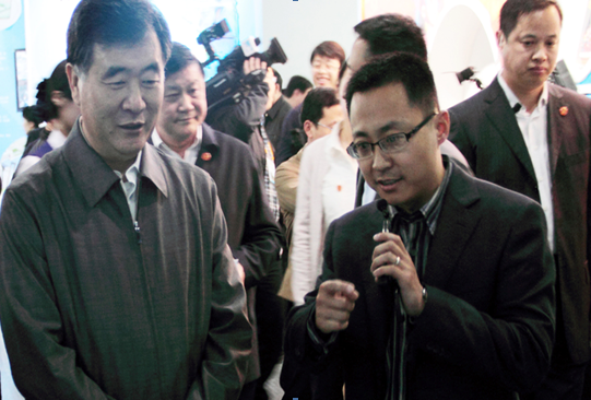 老总和书记_老总和秘书在办公室里